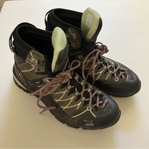 Salewa Women’s  Alp Trainer MID GTX Hiking Boots. Size 9. Slate/ Mint